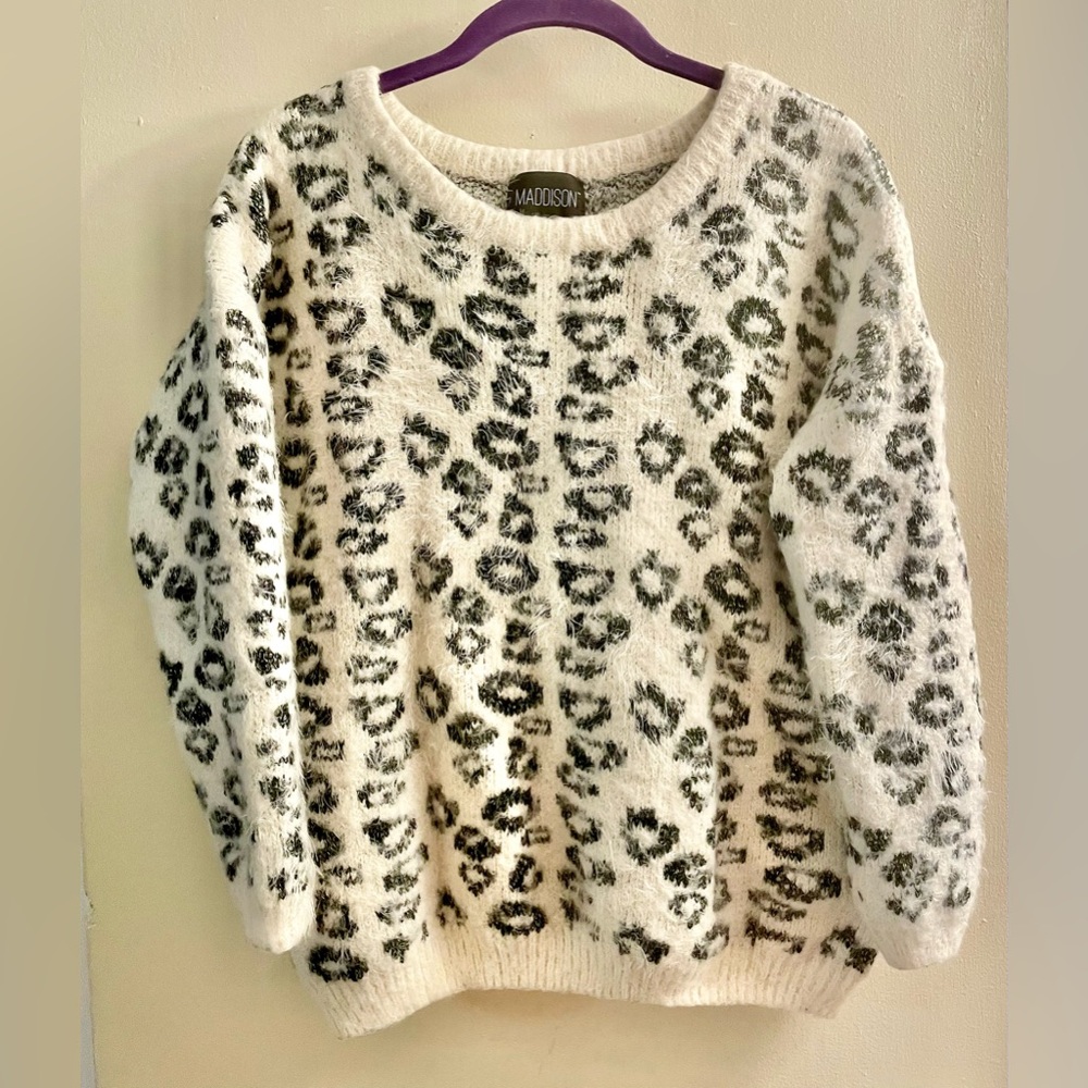 Animal Print Sweater
SIZE LARGE  EUC!